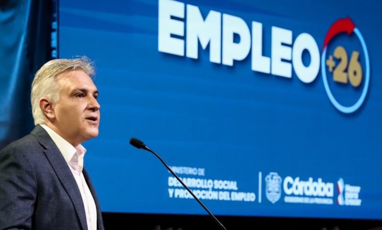 Imagen de personas trabajando en diferentes sectores, con un título que dice Empleo +26