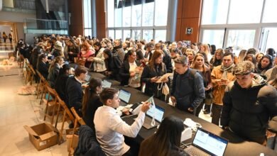 Imagen de la multitud en el Emprende Day con los exponentes en el escenario