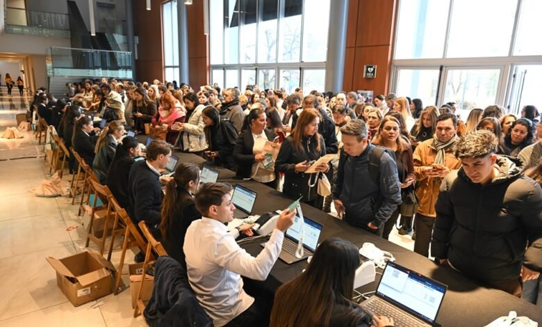 Imagen de la multitud en el Emprende Day con los exponentes en el escenario