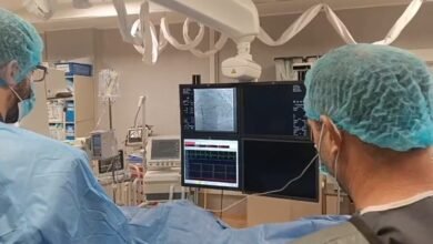 Equipo médico realizando un implante de marcapasos sin cables en el Hospital Córdoba