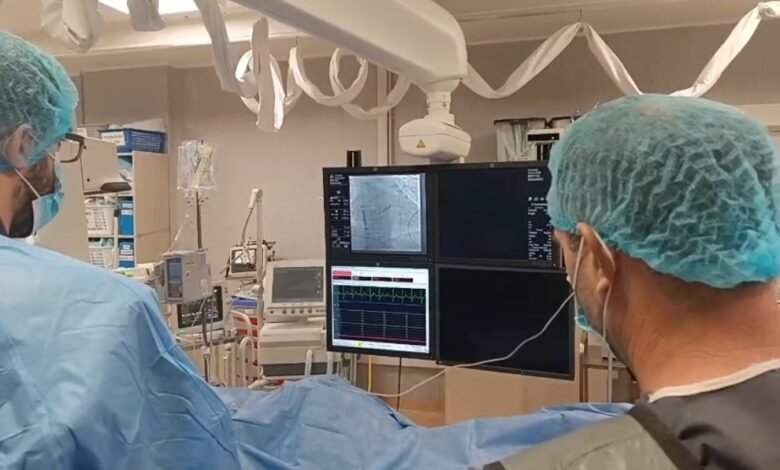 Equipo médico realizando un implante de marcapasos sin cables en el Hospital Córdoba