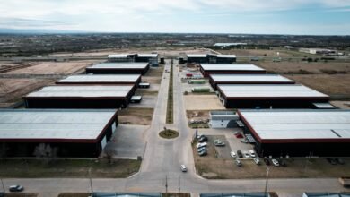 Imagen de una zona industrial en Córdoba, con fábricas y camiones en movimiento