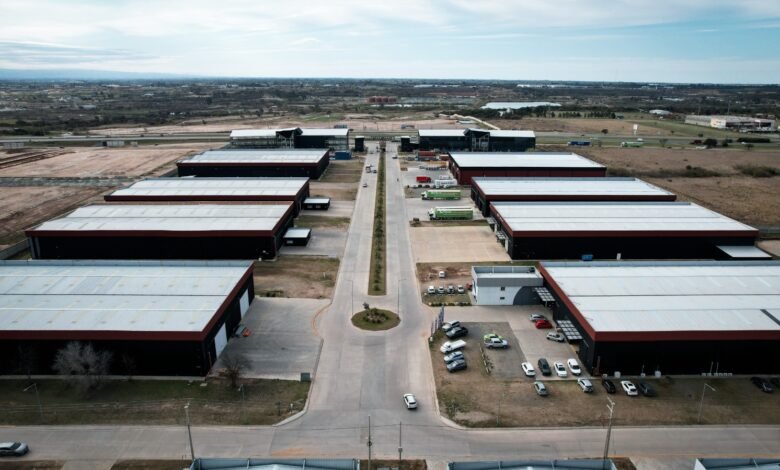 Imagen de una zona industrial en Córdoba, con fábricas y camiones en movimiento