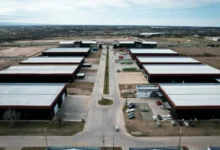 Imagen de un parque industrial en Córdoba, con fábricas y camiones en movimiento