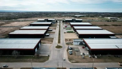 Imagen de un parque industrial en Córdoba, con fábricas y camiones en movimiento