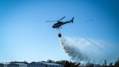 Helicóptero con bambi bucket en acción