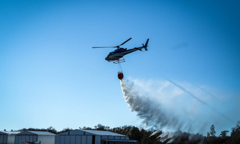 Helicóptero con bambi bucket en acción