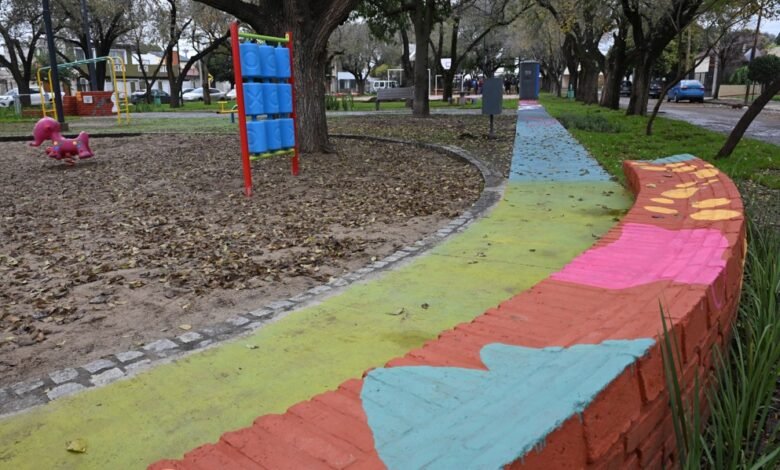 Imagen de la plaza de Barrio Parque Latino en Córdoba antes y después de la renovación