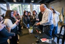Estudiantes y docentes reciben equipamiento tecnológico en una escuela secundaria de Córdoba