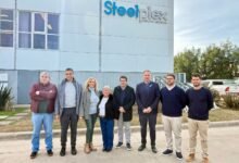 Estudiantes y autoridades en el lanzamiento del Plan de Formación Dual en el IPEMyT N.° 133