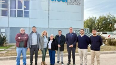 Estudiantes y autoridades en el lanzamiento del Plan de Formación Dual en el IPEMyT N.° 133
