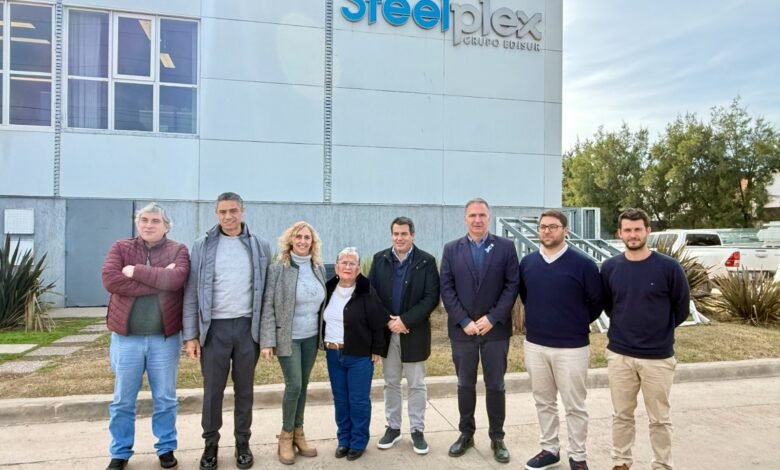 Estudiantes y autoridades en el lanzamiento del Plan de Formación Dual en el IPEMyT N.° 133