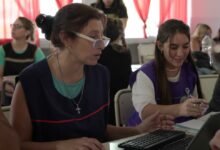 Imagen de una escuela precursora en Córdoba, con estudiantes y docentes trabajando juntos.