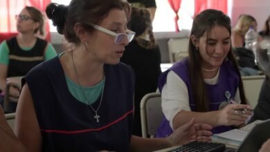 Imagen de una escuela precursora en Córdoba, con estudiantes y docentes trabajando juntos.