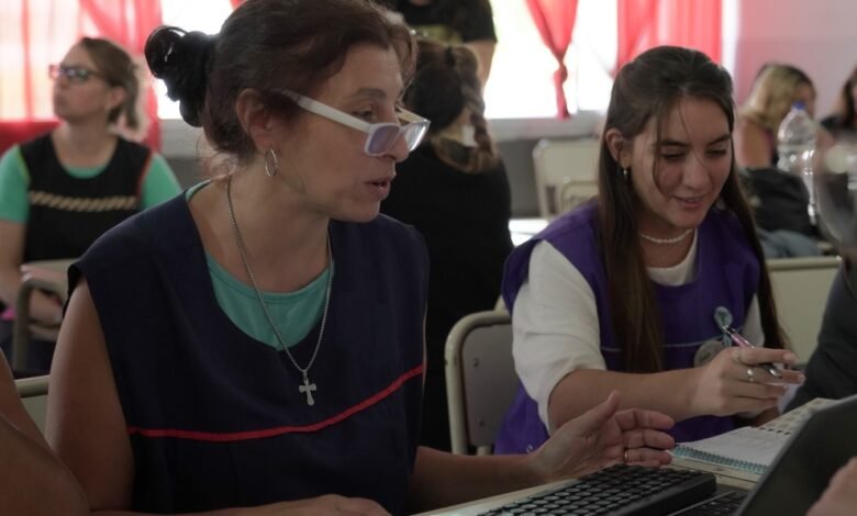 Imagen de una escuela precursora en Córdoba, con estudiantes y docentes trabajando juntos.