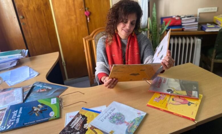 Imagen de un docente cordobés con un libro y un lápiz, rodeado de niños leyendo