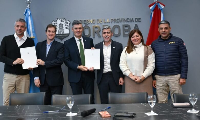 Imagen de la firma del convenio de colaboración entre la Provincia y Carrefour
