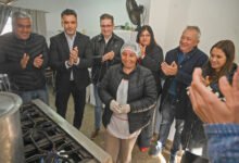 Funcionarios provinciales y municipales durante la entrega de escrituras y aportes en Despeñaderos