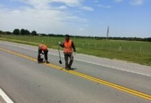 Trabajos de señalización vial en una ruta provincial de Córdoba