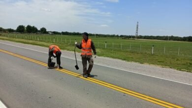 Trabajos de señalización vial en una ruta provincial de Córdoba