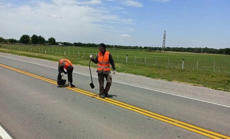 Trabajos de señalización vial en una ruta provincial de Córdoba