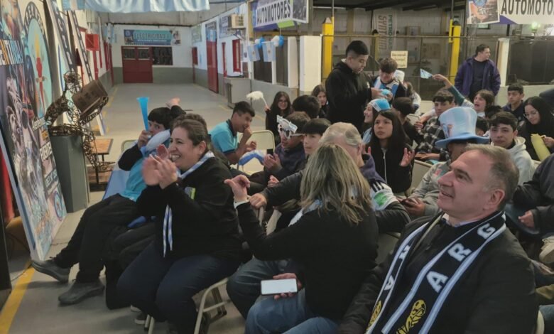 Estudiantes del IPET N° 250 celebran la victoria de la Selección Argentina