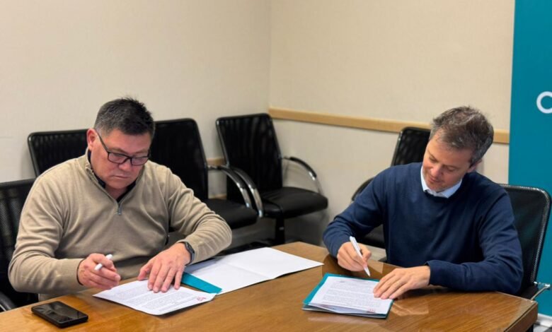 Imagen de la firma del convenio entre APROSS y el IACC