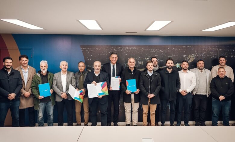 Imagen de un estadio de fútbol con paneles solares y una bandera que dice 'carbono neutral'