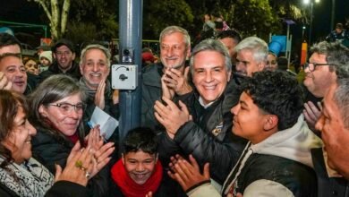 Imagen de la Plaza Jerusalén después de su renovación, mostrando áreas verdes, juegos para niños y luminarias LED.