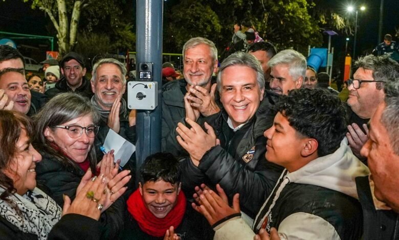 Imagen de la Plaza Jerusalén después de su renovación, mostrando áreas verdes, juegos para niños y luminarias LED.