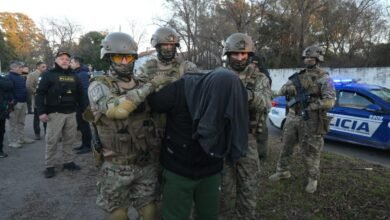 Policías realizando allanamientos en Córdoba
