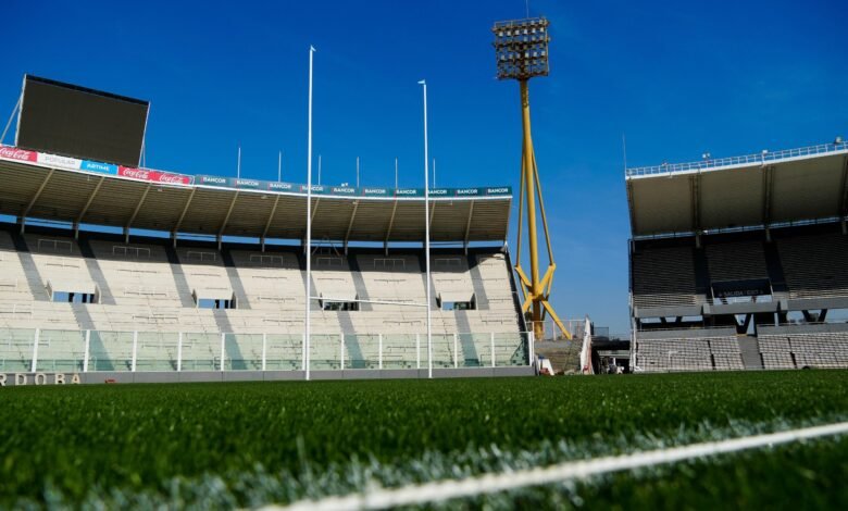 Imagen del estadio Mario Alberto Kempes con el césped listo para el partido de rugby entre Los Pumas y Escocia