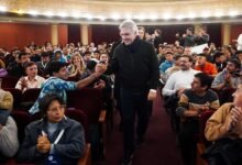 Imagen del documental "La vida como viene" que muestra a personas en recuperación y voluntarios del Hogar de Cristo
