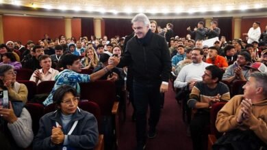 Imagen del documental "La vida como viene" que muestra a personas en recuperación y voluntarios del Hogar de Cristo