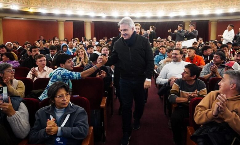 Imagen del documental "La vida como viene" que muestra a personas en recuperación y voluntarios del Hogar de Cristo