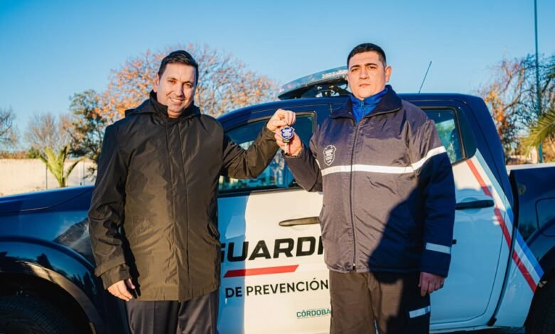 Autoridades y miembros de la Guardia Local durante el acto de lanzamiento en Villa Valeria