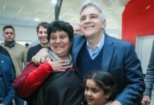 Gobernador Llaryora entregando equipamiento en Colonia Videla