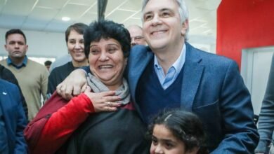Gobernador Llaryora entregando equipamiento en Colonia Videla