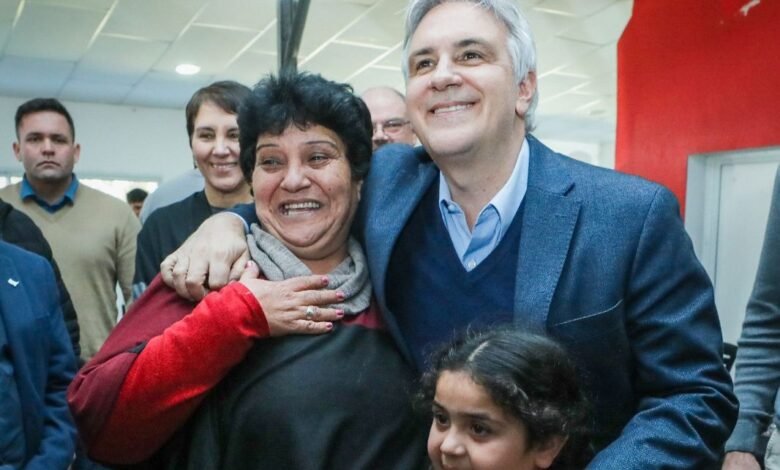 Gobernador Llaryora entregando equipamiento en Colonia Videla