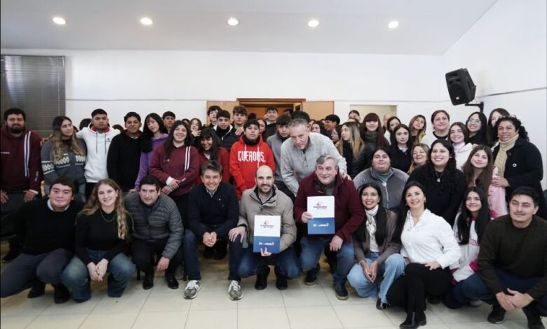 Jóvenes participantes en el lanzamiento del programa Estudiantes al Centro 2026