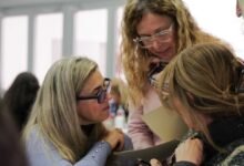 Imagen de un salón de clase con estudiantes y docentes trabajando en proyectos de innovación educativa