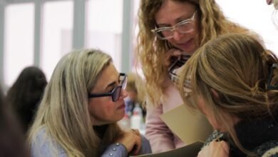 Imagen de un salón de clase con estudiantes y docentes trabajando en proyectos de innovación educativa