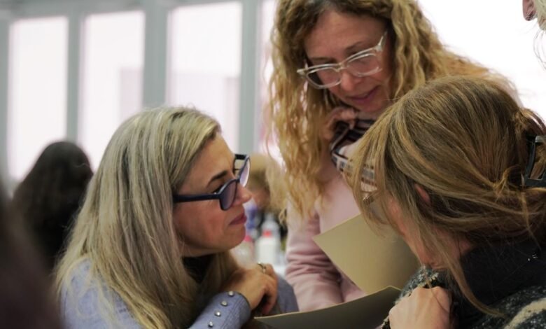 Imagen de un salón de clase con estudiantes y docentes trabajando en proyectos de innovación educativa
