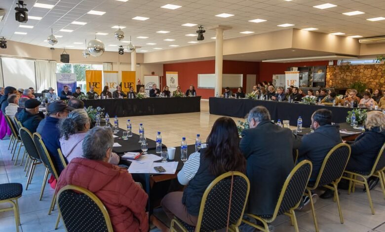 Representantes de la Universidad Provincial de Córdoba y de la comunidad durante la jornada de lanzamiento del Consejo Intersectorial del Departamento San Javier