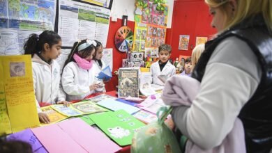 Imagen de la Feria de Ciencias en Córdoba, con estudiantes y docentes presentando sus proyectos