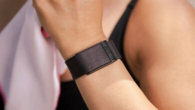 Imagen de una pulsera de salud con una pantalla mostrando datos de salud