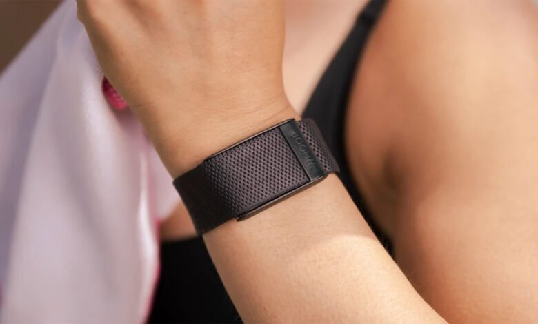 Imagen de una pulsera de salud con una pantalla mostrando datos de salud