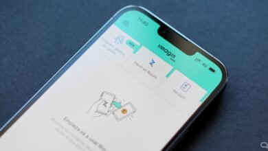 Imagen de una persona realizando un pago con su teléfono móvil en una tienda
