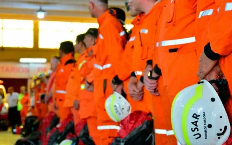 Miembros de la brigada de rescate de Córdoba preparándose para partir hacia Venezuela