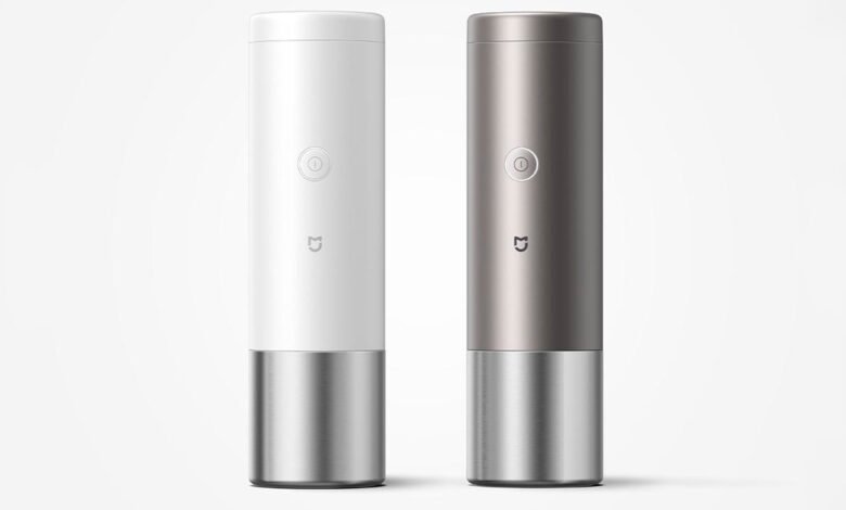 Una imagen de la cafetera portátil de Xiaomi, con un café espresso perfecto en la parte superior.